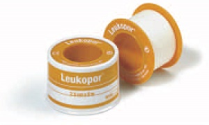CEROTTO ADESIVO IPOALLERGENICO LEUKOPOR. SUPPORTO: TESSUTO NON TESSUTO BIANCO DI POLIESTERE E VISCOSA ADESIVO POLIACRILICO SENZA RESINE E GOMME NATURALI. 5X5CM MUTABILE - Farmaunclick.it