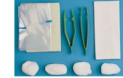 SET PER MEDICAZIONE MEDIUM CONTENENTE PINZA AD ANELLI, PINZA ANATOMICA, 4 TAMPONI, SACCHETTO DI CARTA PER RESIDUI, TELO IMPERMEABILE/ASSORBENTE, 2 GUANTI IN LATTICE - Farmaunclick.it